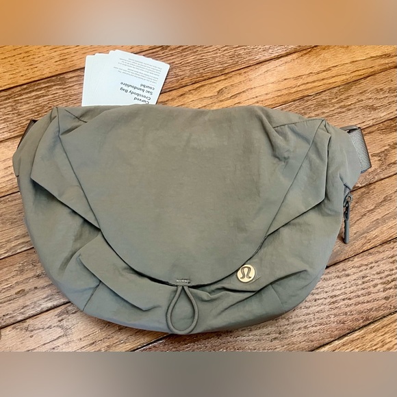 lululemon Curved Crossbody Bag 3L Grey Eucalyptus NWT - Picture 2 of 9